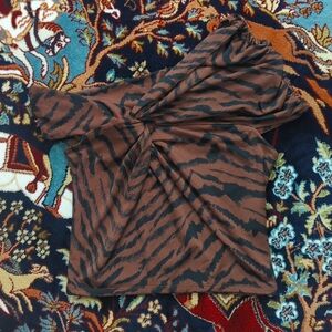 Body Contour Compression Silky Animal Print Twist One Shoulder Cropped Tee